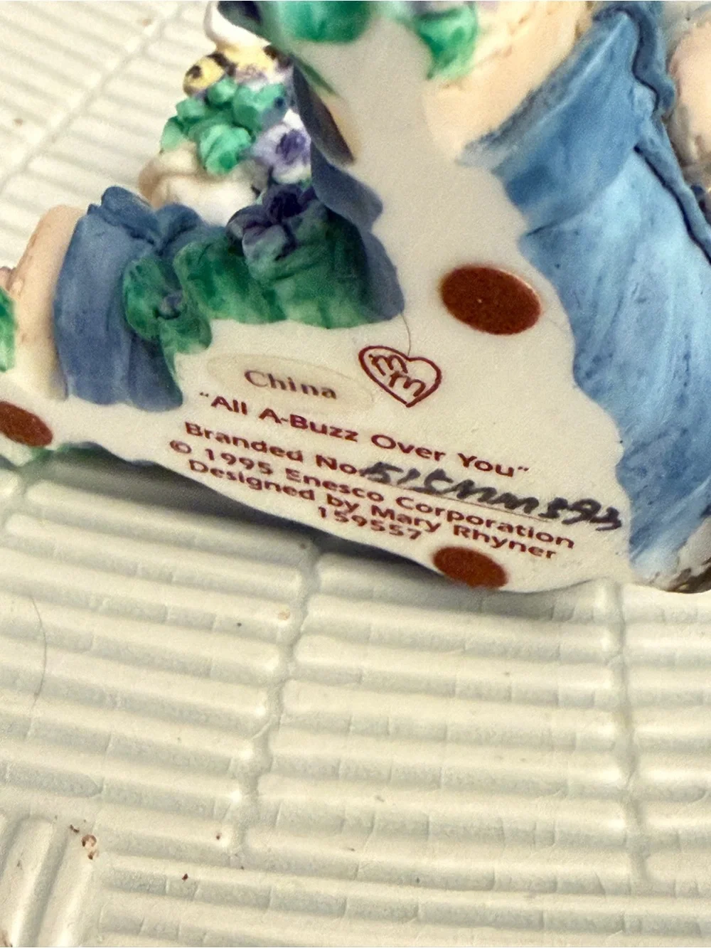 Mary’s moo moos Decorative Figurine “All a-buzz over you”